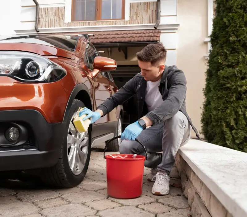 Lavage auto à domicile Ploudiry : professionnel intervenant sur un véhicule